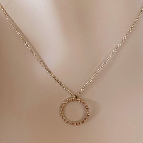 NEW Dainty Hammered Gold Tone Circle Pendant Necklace. - Picture 2 of 4